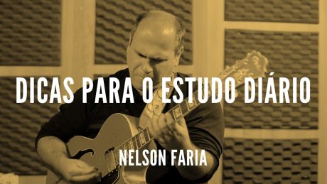 Nelson Faria segurando sua guitarra com o título "DIcas para o Estudo Diário"